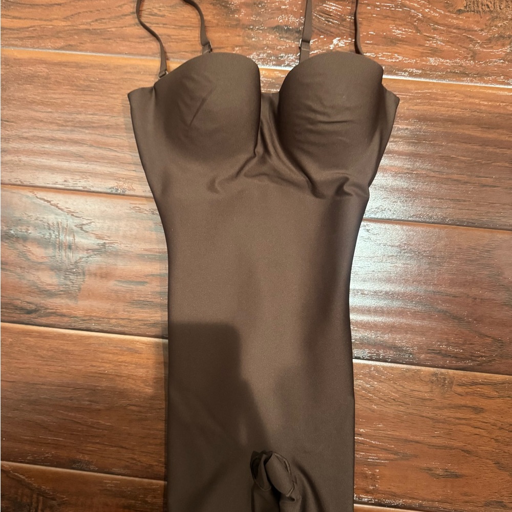 SKIMS UNDERWIRE MID THIGH BODYSUIT COCOA SMALL